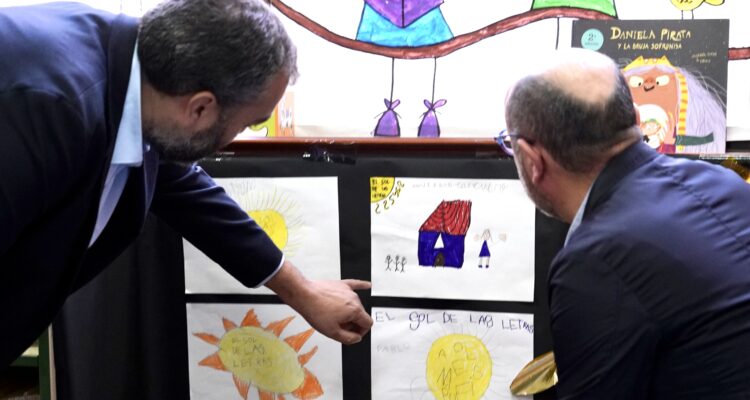 El delegado de Familias y el concejal de Centro observando los dibujos infantiles de los alumnos del CEIP Palacio Valdés