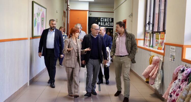 El delegado de Familias, el concejal de Centro y la directora del CEIP Palacio Valdés