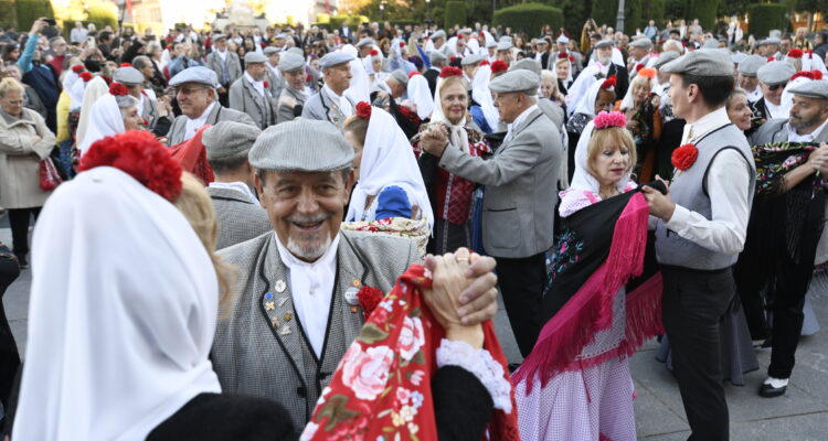 Agrupaciones y asociaciones tradicionales bailando en la plaza de Oriente