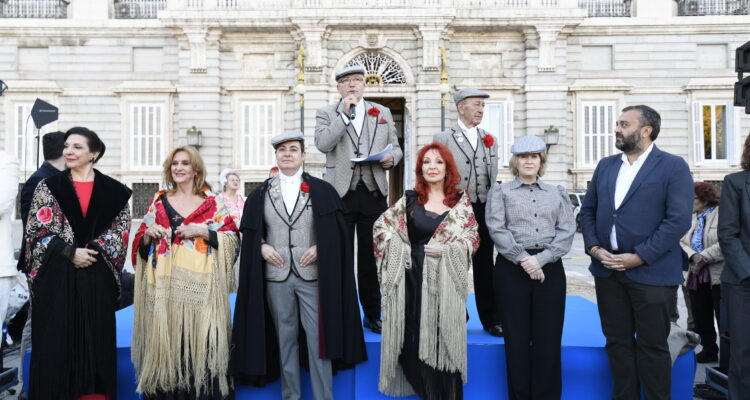 Marta Rivera y Carlos Segura junto a los artistas intérpretes de chotis Manuel de Segura, María Pepa de Chamberí, María Rodríguez y Olga María Ramos