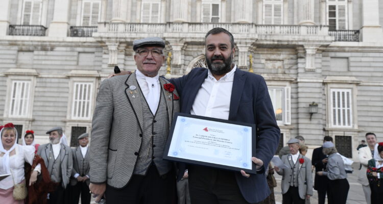 Segura y uno de los miembros de la Federación de Grupos Tradicionales Madrileños
