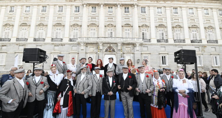 La delegada de Cultura, Turismo y Deporte, Marta Rivera de la Cruz, acompañada por el concejal de Centro, Carlos Segura junto a representantes de la Federación de Grupos Tradicionales Madrileños