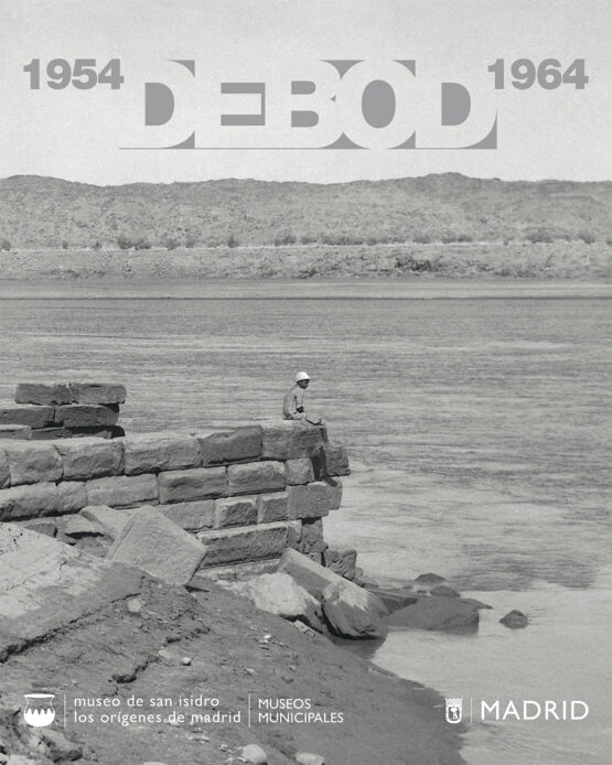 Cartel de la exposición “Debod 1954-1964” en el Museo de San Isidro de Madrid, con fotografía histórica del templo de Debod junto al río antes de su traslado. Otro de los planes que hacer en Madrid este fin de semana.