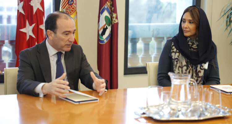 Delegado y consejera de la Royal Commission for Riyadh City en momento reunión