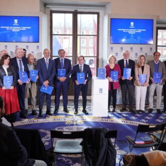 Almeida, en diferentes momentos de la presentación de la Estrategia Integral de Fortalecimiento de la Actividad Comercial y Hostelera, en la Casa de la Panadería
