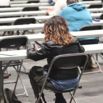 Opositores se examinan en un proceso pasado de selección de auxiliares administrativos