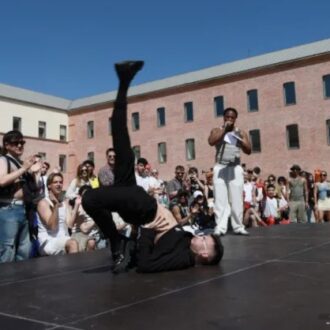 Un joven baila en el escenario de Contemporánea Condeduque dentro de la propuesta POM Condeduque, que puede disfrutarse hasta junio