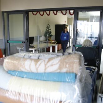 Una usuaria y una trabajadora en un centro de acogida municipal