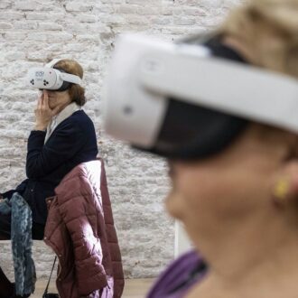 Dos usuarias del Centro Municipal de Mayores Antonio Mingote prueban la realidad virtual durante la experiencia organizada por el Ayuntamiento