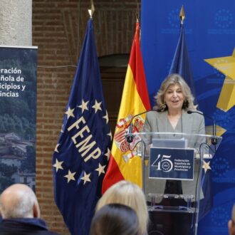 Hidalgo interviene desde el atril en la inauguración de la jornada de la FEMP
