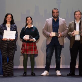 Los premiados de la I edición Premios Consumo Responsable Ciudad de Madrid posan con sus galardones