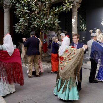 Almeida baila el chotis con los miembros de la Federación de Grupos Tradicionales Madrileños en el Museo de San Isidro