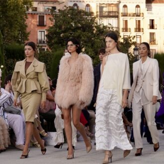 Modelos desfilando en la apertura de la Semana de la Moda de septiembre de 2025, en la plaza de Oriente