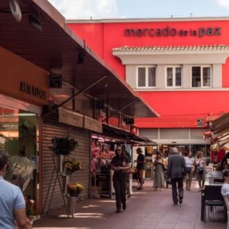 Imagen de archivo de ciudadanos en una terraza de hostelería a la entrada al Mercado Municipal de La Paz