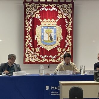 El concejal de Moncloa Aravaca, Borja Fanjul, preside la sesión extraordinaria de presupuestos en el Pleno del distrito