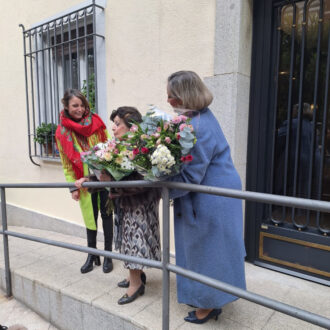 Levy descubre la placa en homenaje al economista, premio Príncipe de Asturias de Ciencias Sociales, Juan Velarde Fuertes en compañía de su viuda e hija.