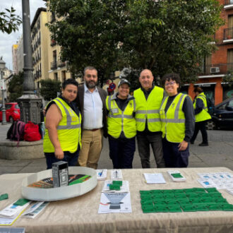 Carlos Segura y la UDC en la visita al punto informativo de la campaña 'Haz tu magia con los residuos'