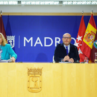 La vicealcaldesa y portavoz municipal, Imma Sanz, y el delegado de Políticas Sociales, Familia e Igualdad, José Fernández, durante la rueda de prensa posterior a la Junta de Gobierno
