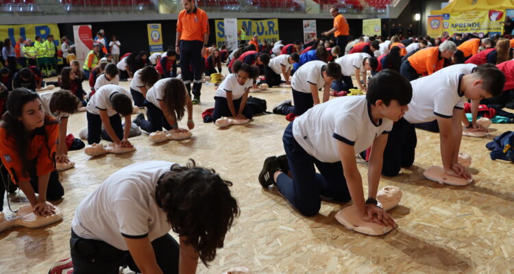 Formación en RCP para niños en el Día de la Parada Cardíaca