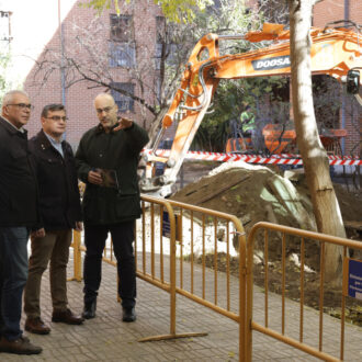 El delegado de Políticas de Vivienda y presidente de la Empresa Municipal de Vivienda y Suelo de Madrid (EMVS Madrid), Álvaro González, en el inicio de las obras en Roger de Flor