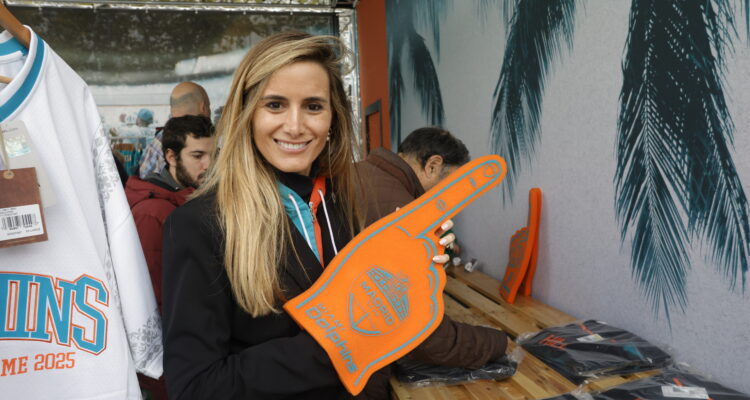 La concejala delegada de deporte, Sonia Cea, en la 'fanzone' de los Miami Dolphins en Plaza de España