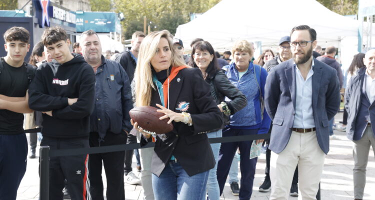 La concejala delegada de deporte, Sonia Cea, en la 'fanzone' de los Miami Dolphins en Plaza de España