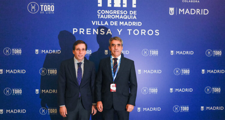 El alcalde con el presidente de la Fundación del Toro de Lidia, Victorino Martín, en el I Congreso de Tauromaquia Villa de Madrid