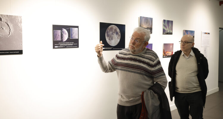 Miembros de la AAM explicando las astrofotos de la exposición 'Una ventana al universo'