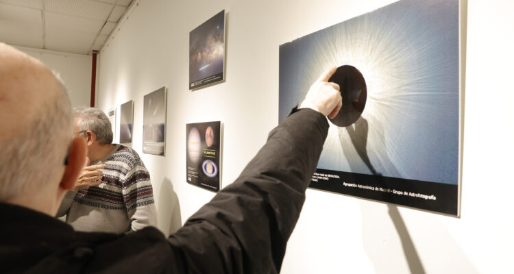 Miembros de la Agrupación Astronómica de Madrid en la exposición 'Una ventana al universo'