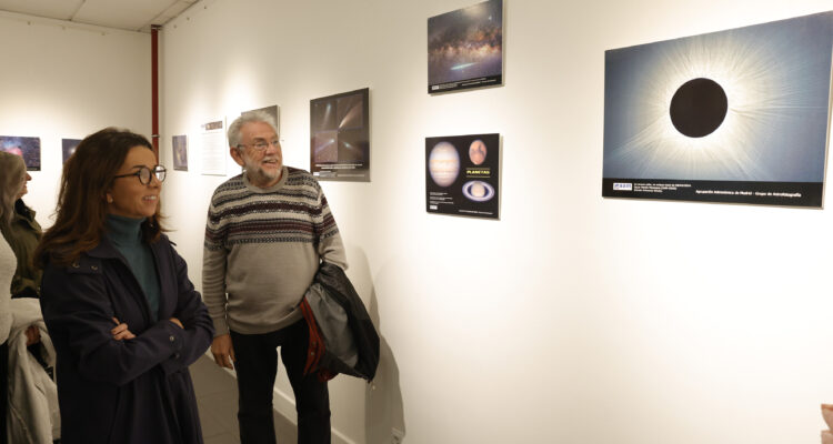 Paula Gómez-Angulo, concejala de Tetuán, en la exposición de la Semana de la Ciencia