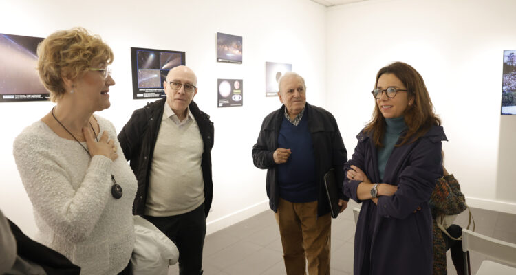 La concejala de Tetuán, Paula Gómez-Angulo, junto a miembros de la AAM en el CC Eduardo Úrculo