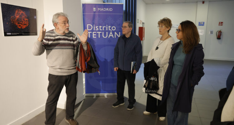Miembros de la AAM explicando las astrofotos de la exposición 'Una ventana al universo'