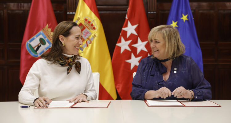 La coordinadora general de la Alcaldía, Inmaculada Sánchez-Cervera, junto a la presidenta del Colegio Profesional de Administradores de Fincas de Madrid (CAFMadrid), Manuela Julia Martínez
