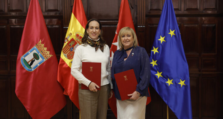 La coordinadora general de la Alcaldía, Inmaculada Sánchez-Cervera, junto a la presidenta del Colegio Profesional de Administradores de Fincas de Madrid (CAFMadrid), Manuela Julia Martínez