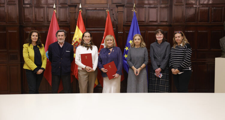 Firma del convenio para fomentar la mediación entre el Ayuntamiento y CAFMadrid