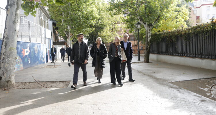 García Romero visita las obras de consolidación de la peatonalización de las calles Ángel Ganivet, Averroes y Homero, en Retiro