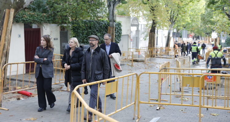 García Romero visita las obras de consolidación de la peatonalización de las calles Ángel Ganivet, Averroes y Homero, en Retiro