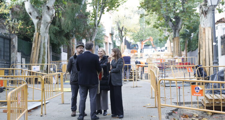 García Romero visita las obras de consolidación de la peatonalización de las calles Ángel Ganivet, Averroes y Homero, en Retiro