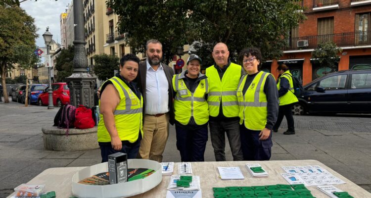 Carlos Segura y la UDC de Centro en el punto informativo de la campaña 'Haz magia con los residuos'