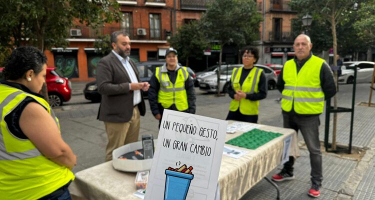 Carlos Segura y la UDC de Centro en el punto informativo de la campaña 'Haz magia con los residuos'