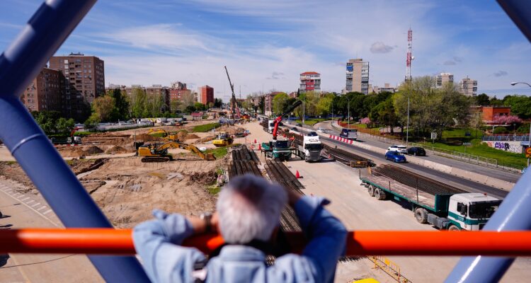 Foto de archivo ciudadano viendo labores de soterramiento A-5