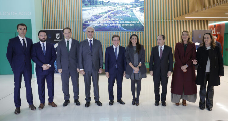 Foto de participantes en presentación Espacio Urbano Inteligente