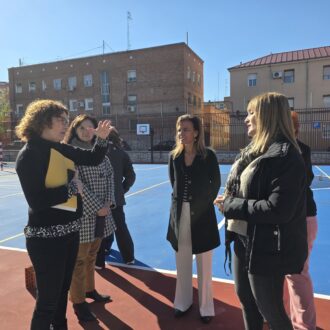 Almudena Maíllo durante la visita al centro que la Junta de Distrito ha rehabilitado