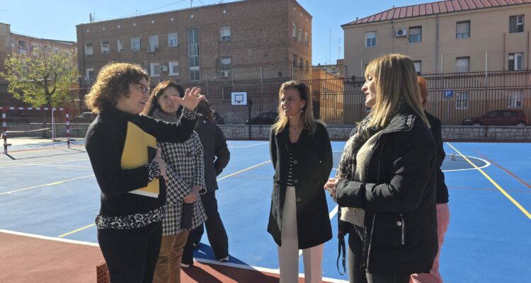 Almudena Maíllo durante la visita al centro que la Junta de Distrito ha rehabilitado