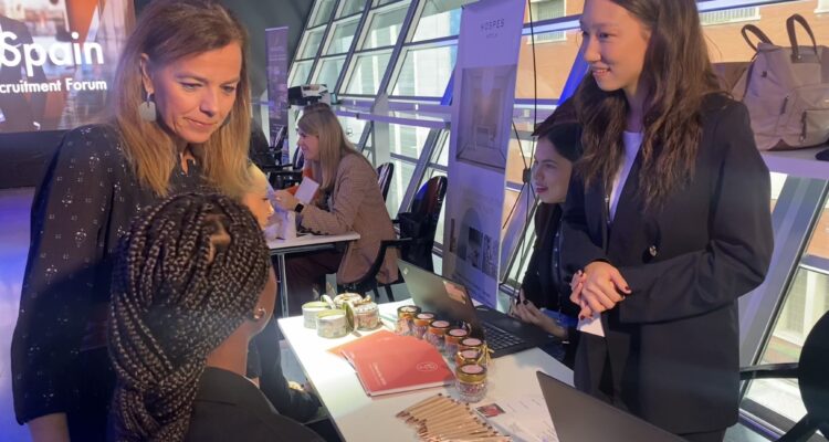 La concejala delegada de Turismo, Almudena Maíllo, en el Foro de Empresas Hoteleras de Vatel España