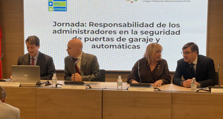 El jefe del Área de Seguridad Industrial en la SUbdirección General de Calidad y Seguridad Industrial del Ministerio de Industria, José Antonio Delgado-Echagüe; el presidente de AFIPA, Lucio Ruiz; la presidenta del CAF, Manuela Martínez y el delegado de Políticas de Vivienda, Álvaro González