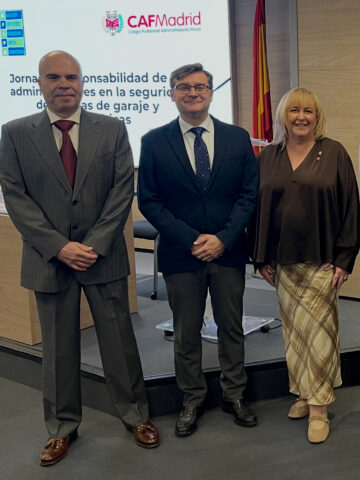 El presidente de AFIPA, Lucio Ruiz; el delegado de Políticas de Vivienda, Álvaro González; y la presidenta del CAF, Manuela Martínez