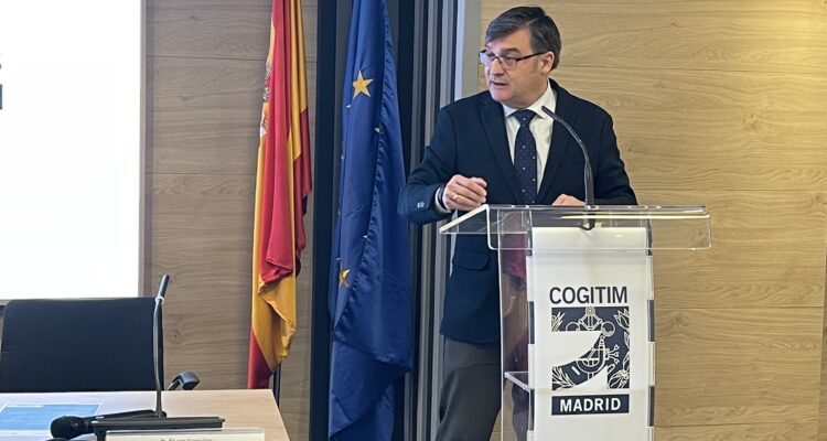 El delegado de Políticas de Vivienda, Álvaro González, durante la jornada sobre seguridad de puertas de garaje y automáticas