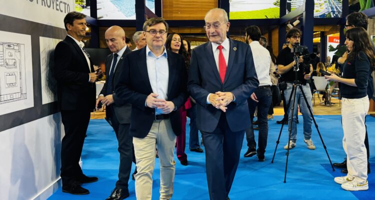 El delegado de Políticas de Vivienda y presidente de EMVS Madrid, Álvaro González, con el alcalde de Málaga, Francisco de la Torre Prados, en la feria SIMED