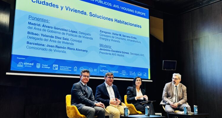 El delegado de Políticas de Vivienda y presidente de EMVS Madrid, durante la mesa redonda en la feria SIMED
